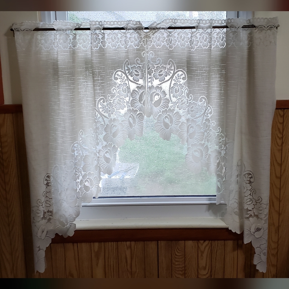 Lacy Curtains - tagless!